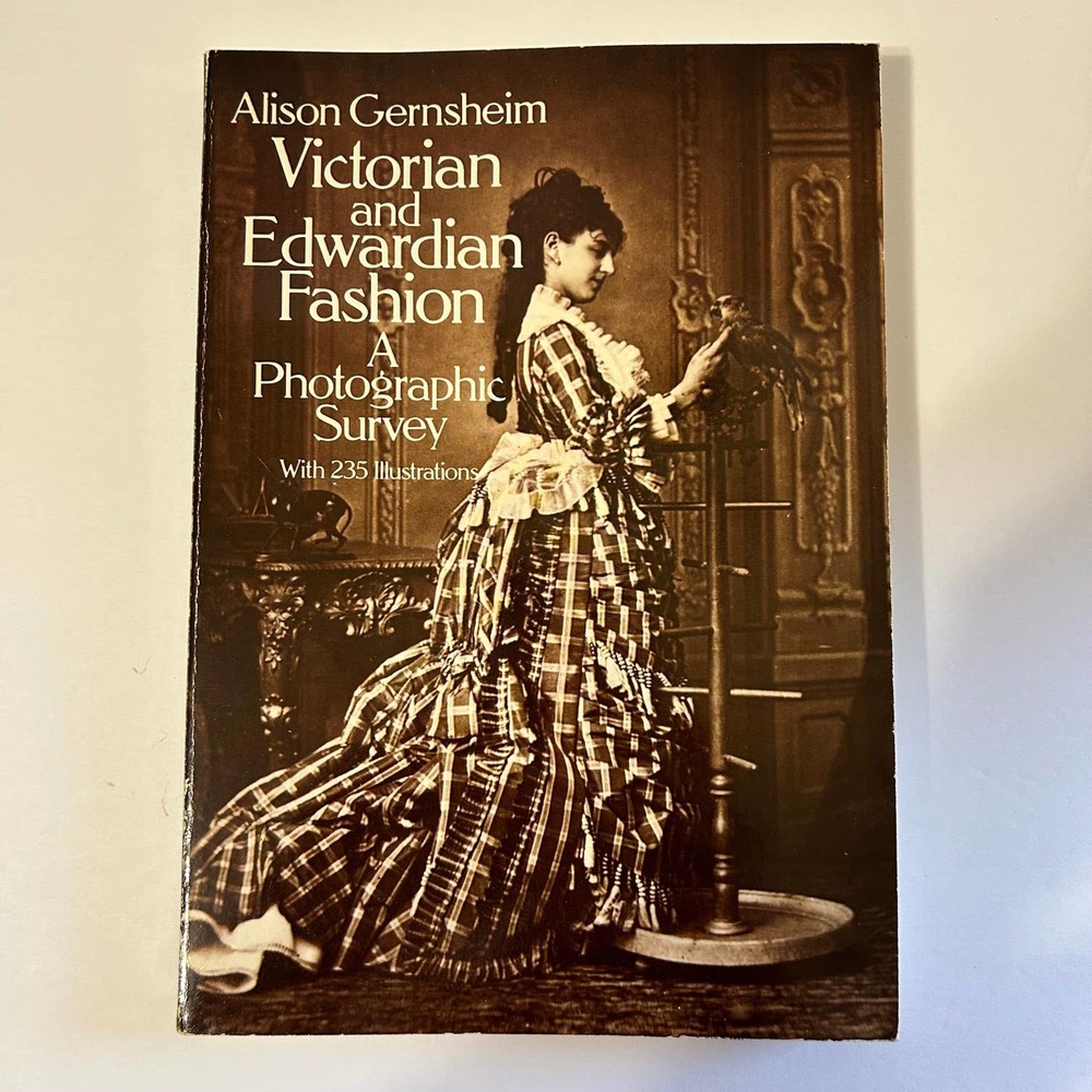 Victorian And Edwardian Fashion: A‎ Photographic Survey Paperback